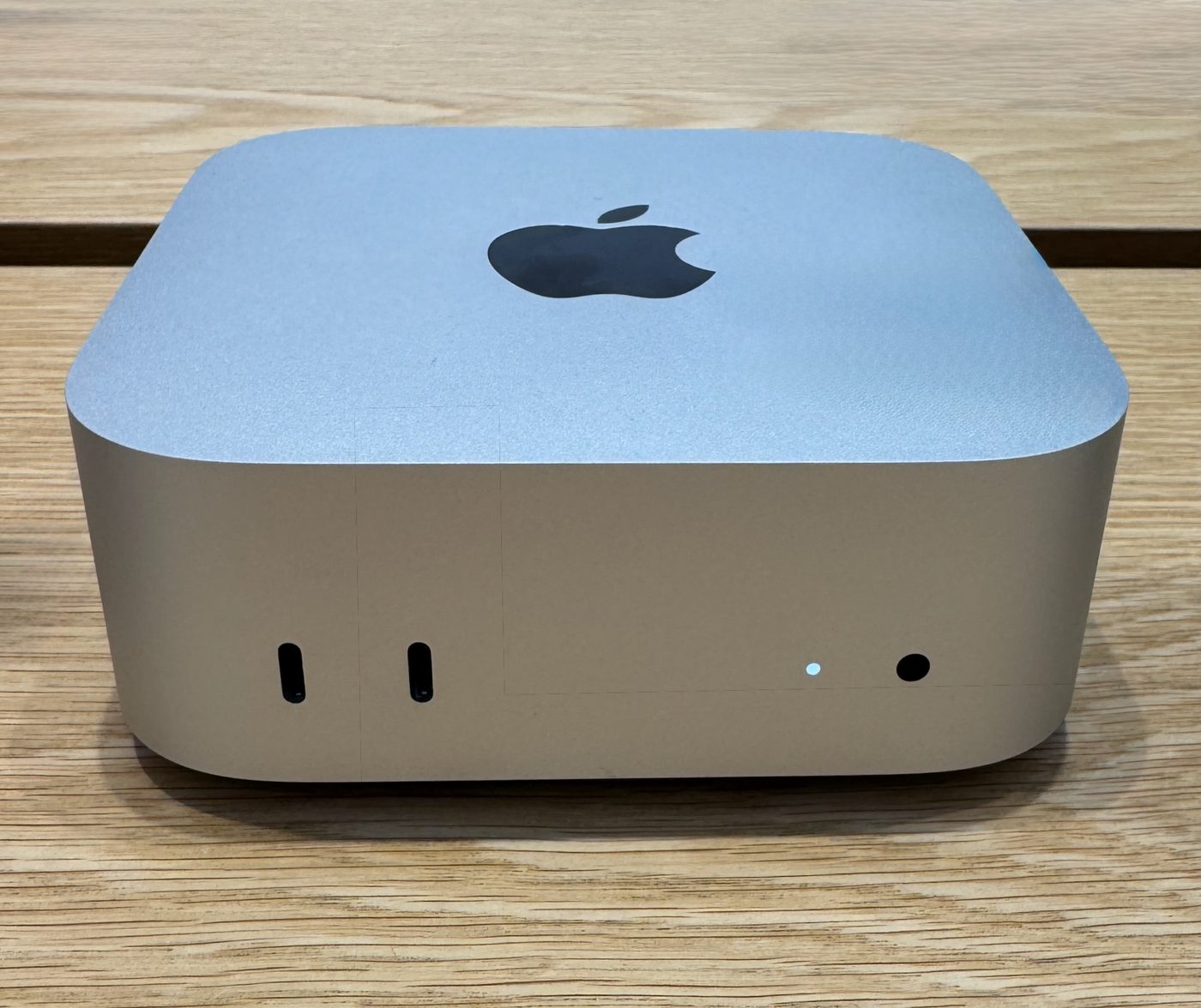 Mac mini M4 argent, face avant USB-C